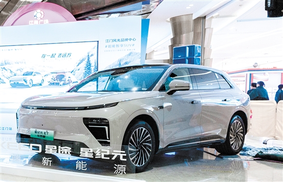 全新星紀(jì)元ET增程四驅(qū)車型外觀時(shí)尚運(yùn)動(dòng)。