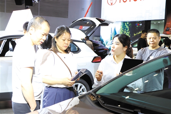 本報(bào)舉辦的大型車展吸引了許多消費(fèi)者。