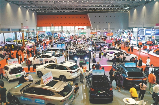 本報(bào)歷屆車展吸引許多市民看車、買車。
