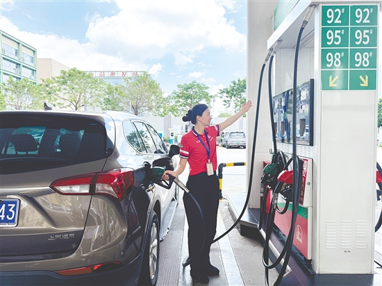 選擇95號(hào)汽油還是92號(hào)汽油，油箱蓋上的建議標(biāo)號(hào)就是答案。