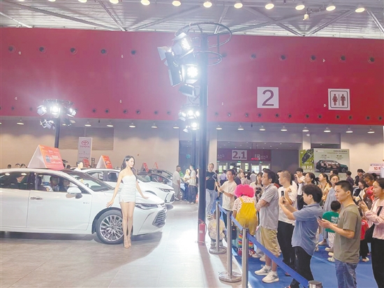 靚麗車模成為車展看點。