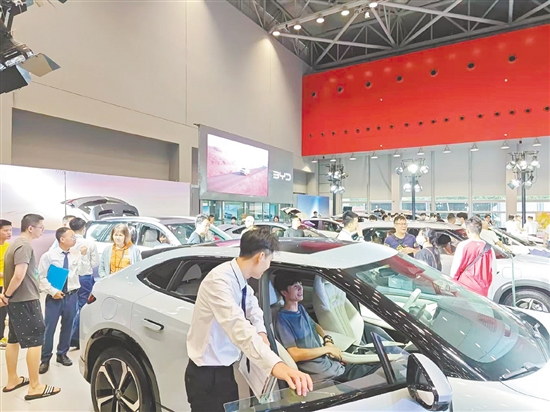 市民體驗車展的新款車型。