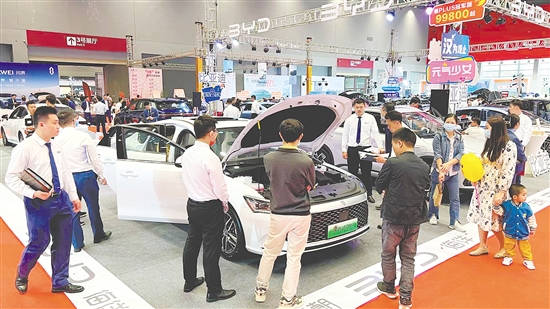 本報(bào)往屆車展設(shè)置的新能源汽車展區(qū)受消費(fèi)者歡迎。