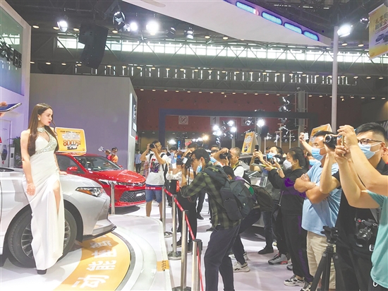 歷屆“十一”車展吸引了眾多消費者前來逛展。
