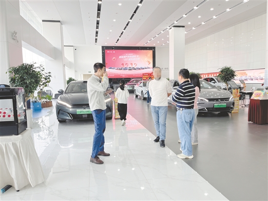 消費(fèi)者討論如何選購(gòu)新能源汽車。